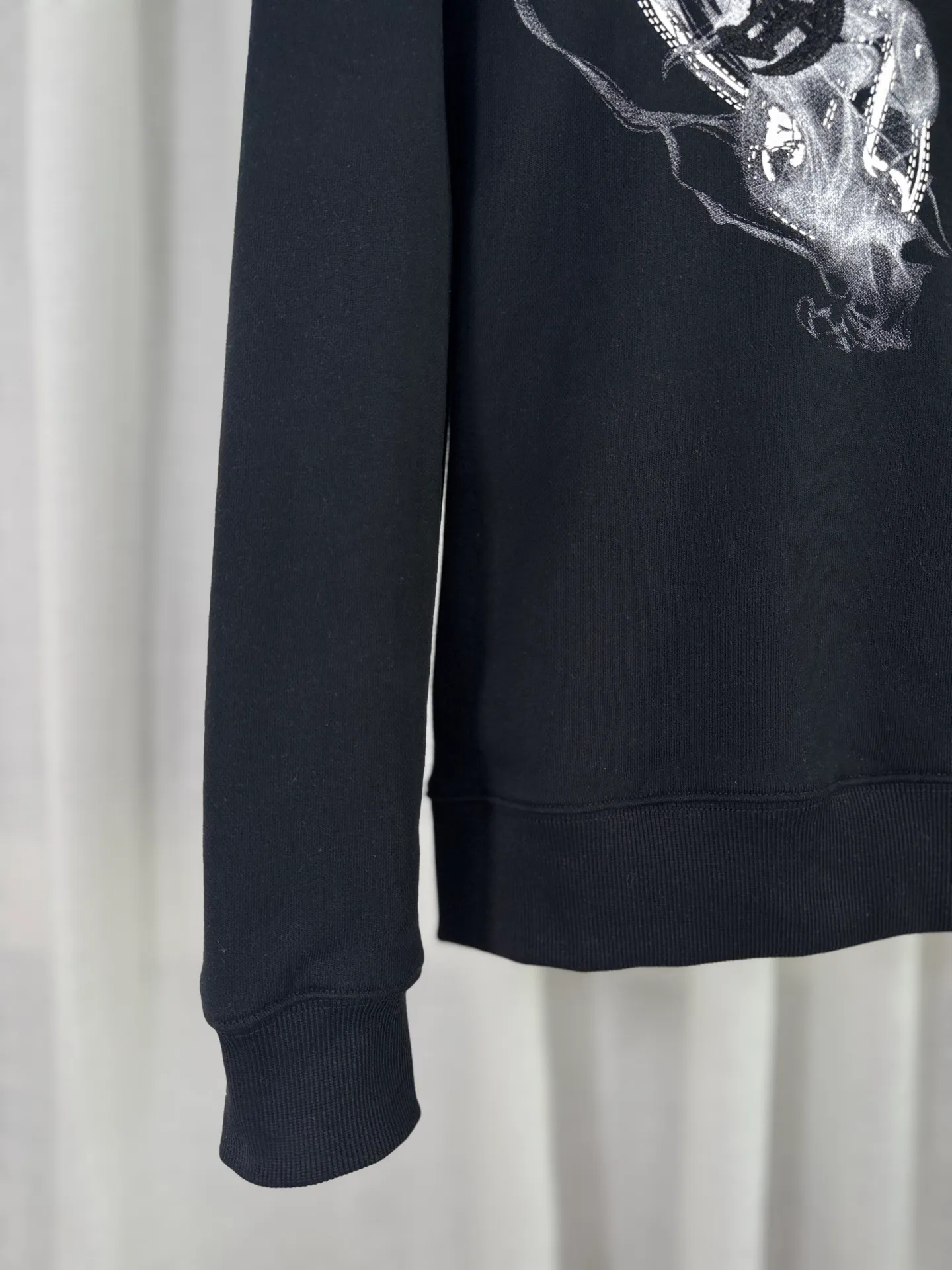 P260 top version, real shot without P, ​​different from market currency) 𝗖𝗵𝗿𝗼𝗺𝗲 𝗛𝗲𝗮𝗿𝘁𝘀/Cro Heart 2025 patch embroidery autumn and winter new original single counter American laser burnt 3D three-dimensional embroidery couple casual sweatshirt 👑The highest version! Customized fabric 440g tripe terry fabric! American acid-washed and distressed original fabric laser burnt ✟appliqué embroidery and exquisite embroidery of letters! The best-selling model in the counter, very comfortable to wear. Accessories: original molded and authenticated collar label➕100% silk wash label. Genuine purchase-grade original hangtag➕matching hanging rope➕3D hanging beads➕original packaging bag. Craftsmanship: The original version has consistent wiring! The highest version of the armhole matching technique! Color: White Black Size: S M L XL Style Number: 25-310